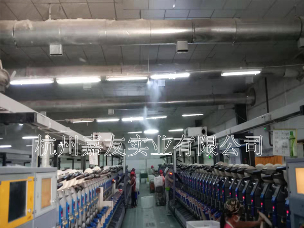 蓝翔新型建材公司搅拌站堆料场安装“极悦注册”喷雾降尘系统